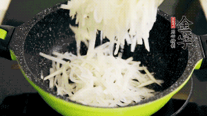 鍋加油至5成熱，放香腸粒、臘肉粒翻炒，等脂肪變透明后，加香菇、瑤柱、蝦米，放適量冰糖、胡椒粉、鹽炒至香味溢出。