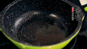 盆中放入炒好的蘿卜絲、香腸等食材，加粘米粉、澄粉，一邊倒香菇水，一遍攪拌成稀糊狀。（加入少量的澄粉可以讓蘿卜糕質(zhì)地柔軟又充滿彈性，而且還可以增加成品的透明感。 ）