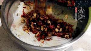 在蒸盤中鋪上油紙，鋪好食材后壓一壓，蒸箱中蒸30分鐘即可。（蒸好的蘿卜糕切成厚片，用少量油煎一下，撒點蔥花口味更好。）