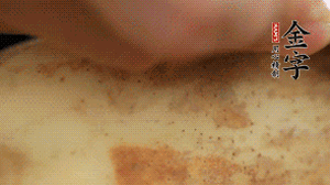 金字香腸切片，藕去皮切薄片備用。