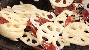 依次下香腸片、藕片翻炒均勻，加適量清水燜熟。