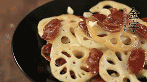 出鍋前加少許鹽調(diào)味，撒上蔥花即可。