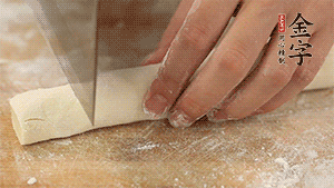 均勻切段后搓成長(zhǎng)條狀，繞到香腸上，以紅豆點(diǎn)綴眼睛。