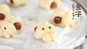 上鍋大火蒸20分鐘后，關(guān)火燜5分鐘就可以了。