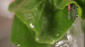 小青菜從根部掰開，分別洗凈。