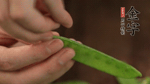 荷蘭豆去掉兩端老筋，洗凈備用。