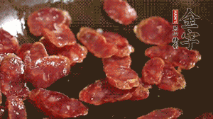 鍋中油7成熱時，，先放香腸煸香，再放荷蘭豆、小玉米均勻翻炒。（可淋點料酒或清水讓香腸口感軟一些）