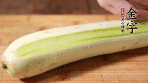 絲瓜去皮，切成1cm厚的小圈。