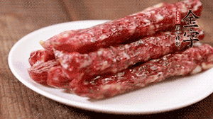 金字香腸切成薄片。