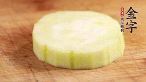 將香腸片鋪到絲瓜圈上。