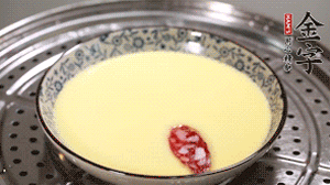 將香腸片均勻鋪上，繼續(xù)蒸6分鐘。