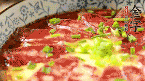 出鍋前淋上少許生抽、香油調(diào)味，撒上蔥花就可以了。