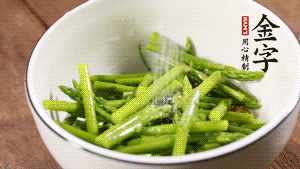 將調(diào)料放入準備好的食材中，攪拌均勻。