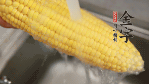 蓮藕切塊、玉米切段、荸薺削皮。