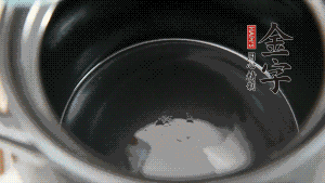 依次把排骨、玉米、蓮藕、荸薺放入砂鍋中。（根據(jù)食材的難易熟度放置，難熟的放下面，其他湯品也是一樣。）