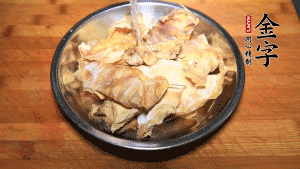 筍干冷水泡發(fā)至軟，切成小段，生姜切成片備用。