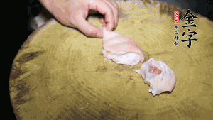 新鮮豬蹄切成塊狀，冷水入鍋，加姜片、黃酒汆燙3分鐘，出鍋后洗凈。（要先將豬蹄的蹄甲和毛處理干凈，如果有毛扎扎的感覺，非常影響口感。大火燒開后，撇去血沫，要多撇幾遍至干凈，這樣才可使湯色更鮮亮、清淡不油膩。）