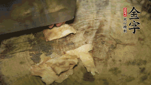 加適量溫水淹沒食材，大火燉至水沸后再小火慢燉1小時，出鍋前10分鐘加枸杞。（焯過水后的豬蹄不應(yīng)再用涼水，用溫水燉煮更容易軟爛。也可以用高壓鍋或者有煲湯功能的電飯煲，省時又便于入味。）