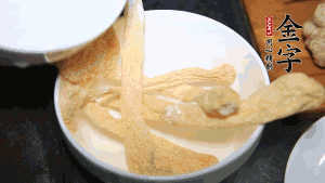 竹蓀淡鹽水泡發(fā)后，剪去菌蓋頭（封閉的一端），切成小段。生姜切片，蔥切段備用。