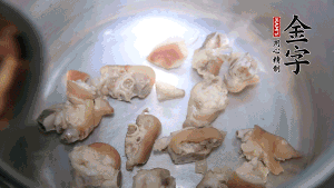 煎至兩面略金黃時，加適量熱水燉至奶白。