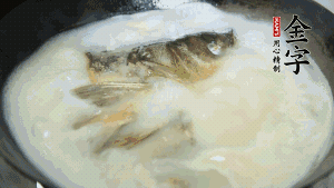 然后加竹蓀段、姜片、枸杞、火腿片，以少量鹽、黃酒調(diào)味，大火燉煮10分鐘。