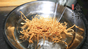 蟲(chóng)草花用涼水浸泡10分鐘，干香菇溫水泡發(fā)至軟去蒂備用。蓮子、紅棗也可一同清洗干凈。