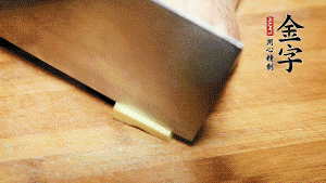 將雞、生姜片、火腿片放入砂鍋中，注入清水淹沒(méi)雞身。（燉湯最適宜冷水下鍋，隨著水溫的慢慢升高，原料會(huì)充分釋放出營(yíng)養(yǎng)。）