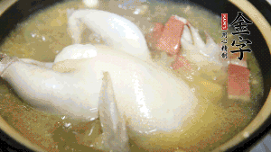 煮沸時(shí)加入蟲(chóng)草花、香菇、紅棗，以料酒調(diào)味繼續(xù)小火燉煮1小時(shí)左右。