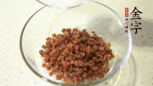 【月餅餡】2．火腿丁、白砂糖、蜂蜜攪拌腌漬2小時(shí)。