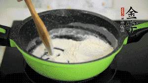 【月餅餡】3．把面粉放入干凈的炒鍋，小火加熱不斷翻炒，至呈微黃色熟透。在腌漬好的火腿丁中加熟面粉，拌勻后，加黃油拌勻揉搓成12個(gè)小球，放冰箱冷藏備用。