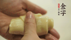 【包月餅】1．面劑兩頭向中間捏緊， 把光滑一面向下，按扁后搟成圓形面皮。餡料放在面皮中心，把餡料包緊，捏緊收口。