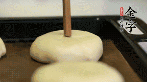 【包月餅】2．收口向下放在案板上，輕輕將月餅坯按扁，用筷子點(diǎn)紅點(diǎn)做裝飾?？鞠漕A(yù)熱至170℃，月餅放在中下層，烤17分鐘左右。