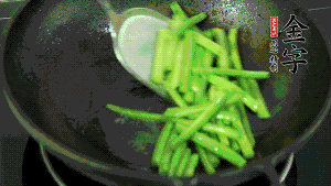 鍋中倒油，油溫7成熱時(shí)，放入四季豆煸炒至變色，然后放入香腸均勻翻炒，加少許清水燜煮1分鐘。