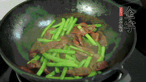 然后再加入鮮蓮子一起翻炒，至熟后加少許鹽調(diào)味就可以了。