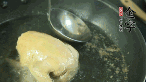 鴿子去毛和內(nèi)臟，處理干凈。大火燒開鍋中的水，放入鴿子汆燙3分鐘，撇清血沫，撈出備用。（為了保證湯色純正，肉類在煲制前要先去除殘留的血水，煲湯時一定要冷水下鍋，這樣肉里的蛋白質(zhì)才可以充分地溶解到湯里，湯的味道才會鮮美。）