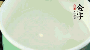 鍋中盛涼水，放入汆燙好的鴿子、火腿片、生姜片。