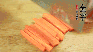 洋蔥、青椒、胡蘿卜切成粒備用。