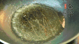 熱油起鍋，依次放入胡蘿卜粒、青椒粒、洋蔥粒煸炒均勻。