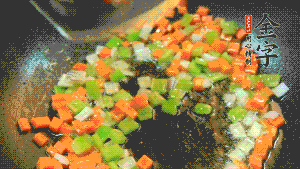 以耗油、料酒調(diào)味，加適量清水燜煮。