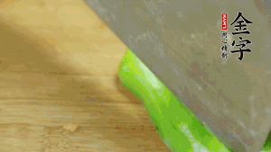 大蒜切成小段，青椒去籽滾刀切成塊。