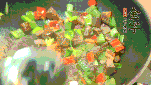 熱油起鍋，依次加入青椒塊、牛肉、大蒜煸炒均勻。