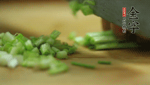 小蔥切成蔥花。