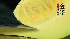 胡蘿卜切滾刀塊，小南瓜取一半去籽去皮切塊備用。