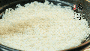 浸泡后的大米加入2湯匙生抽、1湯匙老抽調(diào)味。