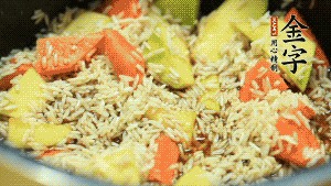 加入切好的胡蘿卜塊和南瓜塊、鹵牛肉塊攪拌均勻。放入電飯煲，按“煮飯模式”。