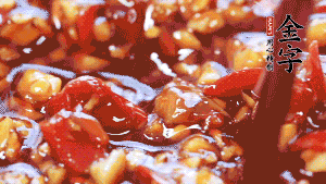 加入蒜末后攪拌均勻，讓每一種味道更加融合。(這個(gè)醬汁是不是看起來(lái)很誘人啊^_^)