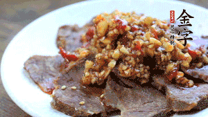 最后把醬汁淋到牛肉上即可，撒上芝麻、香菜。也可以把牛肉和醬汁攪拌均勻，讓牛肉與醬汁更加入味。