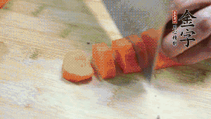 食材洗凈后，胡蘿卜切成塊，鮮香菇切成十字花刀備用。