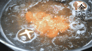 將烏冬面放入調(diào)好味的面湯中一起煮熟。（選擇烏冬面的原因，第一是因?yàn)椴锁B(niǎo)也能很好地做出成品，而不用擔(dān)心會(huì)糊鍋或者黏在一起；第二是因?yàn)榘咨拿鏃l，在夏天看起來(lái)更有食欲。）