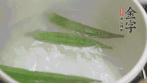 在煮面湯時(shí)，就可以做其他步驟了。比如把秋葵汆水，橫切成星星造型；雞蛋煮熟，切成兩半；黃瓜切成絲。